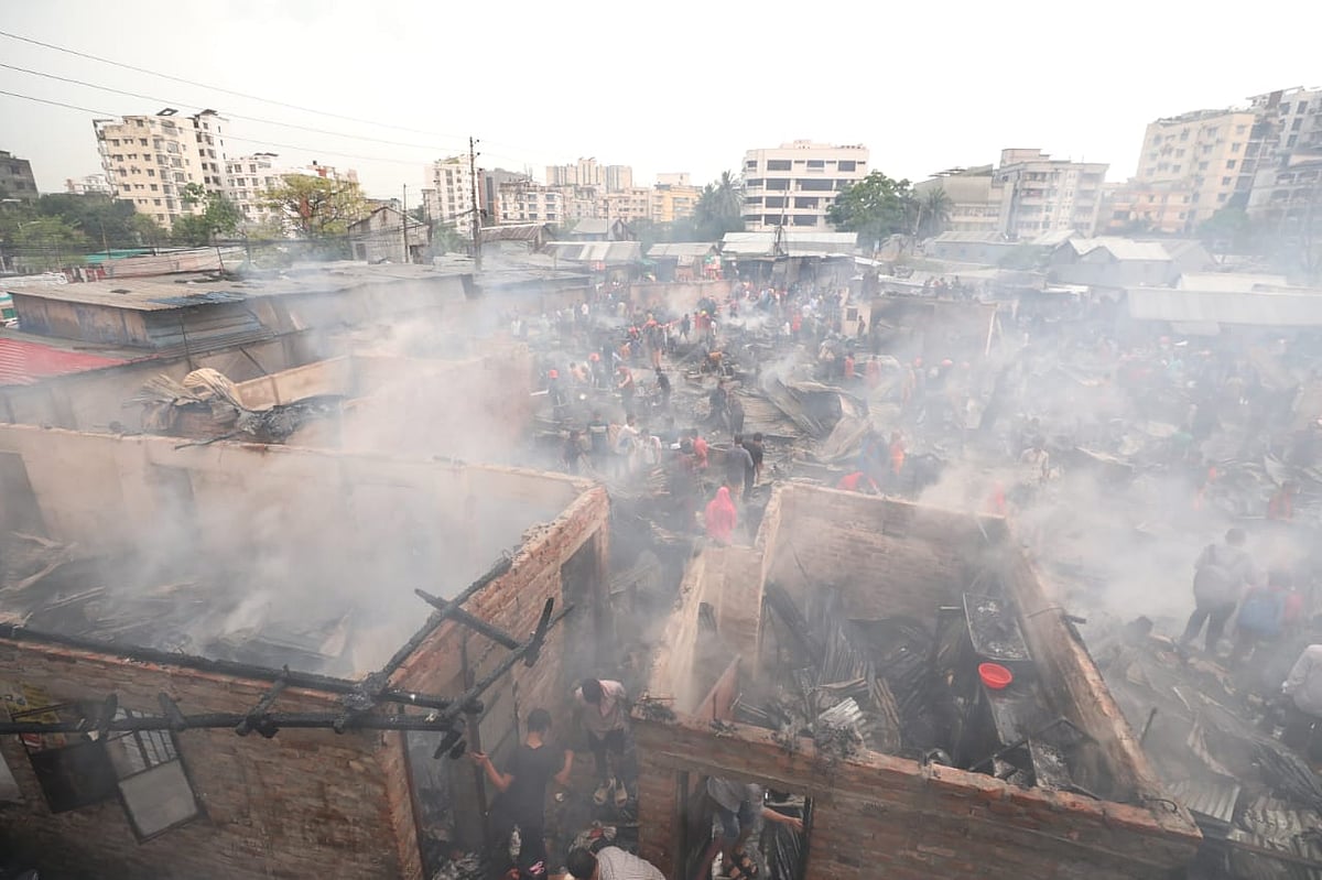 কড়াইল বস্তির আগুন নিয়ন্ত্রণে এনেছেন ফায়ার সার্ভিসের কর্মীরা। ঢাকা, ২৪ মার্চ