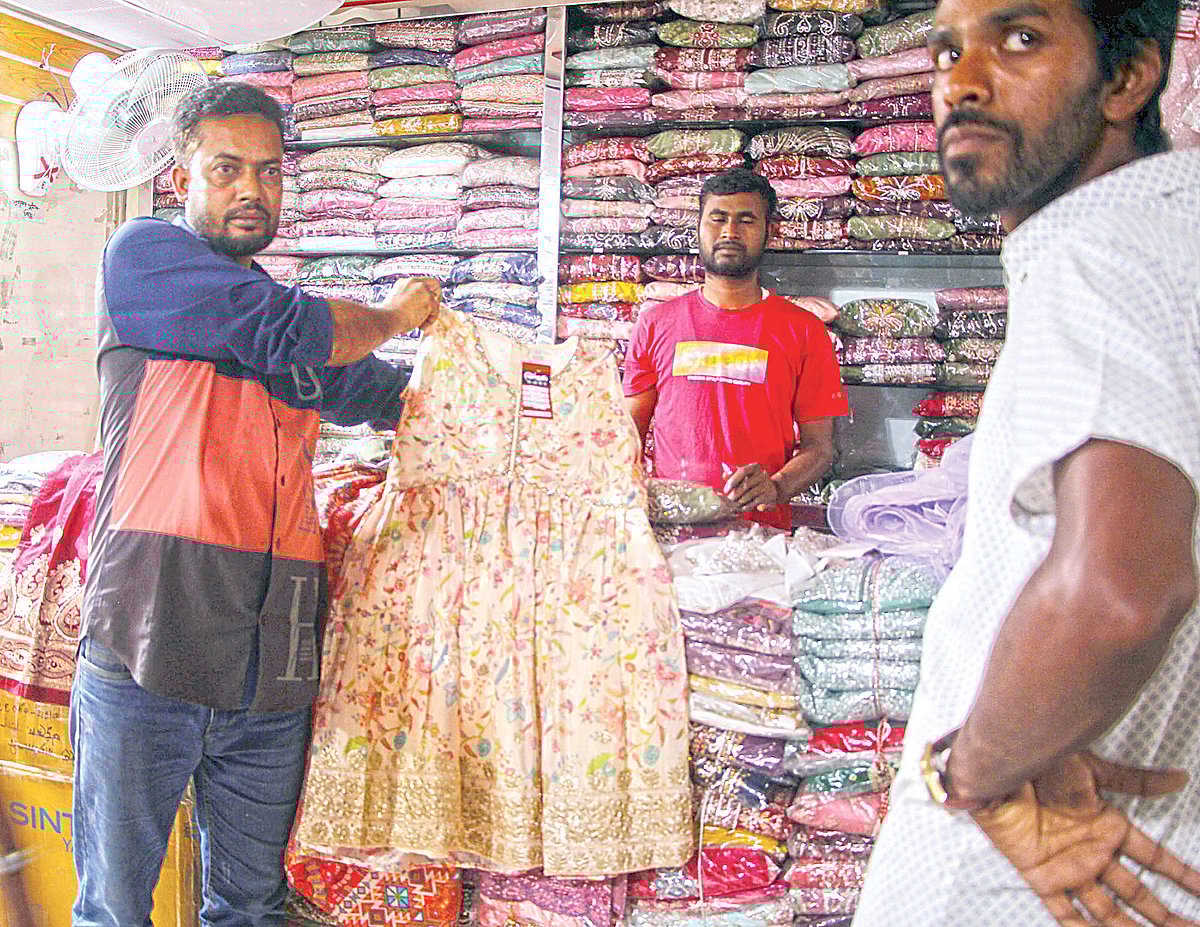 এবারের ঈদের কেনাকাটায় কিশোরী–তরুণীদের পছন্দের শীর্ষে রয়েছে ‘আলিয়া কাট’ নামের এই পোশাক। গতকাল নওগাঁ শহরের একটি বিপণিবিতানে