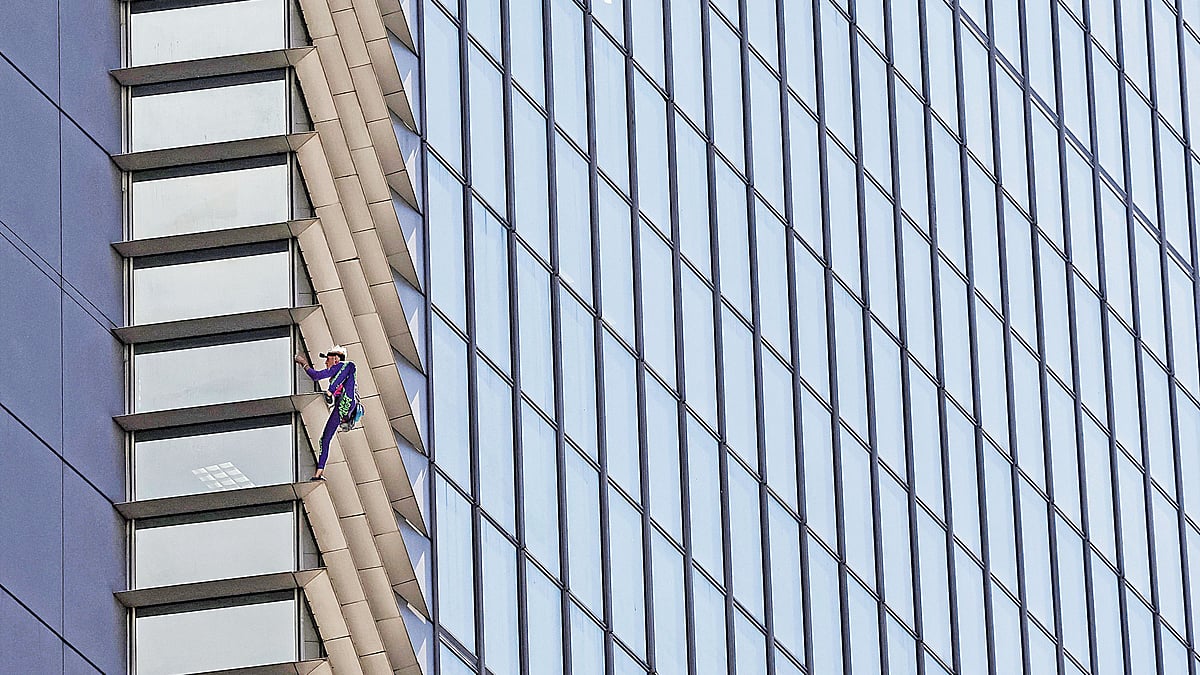 ম্যানিলার জি টি ইন্টারন্যাশনাল ভবন বেয়ে উঠছেন অ্যালেইন রবার্ট। ৫ মার্চ