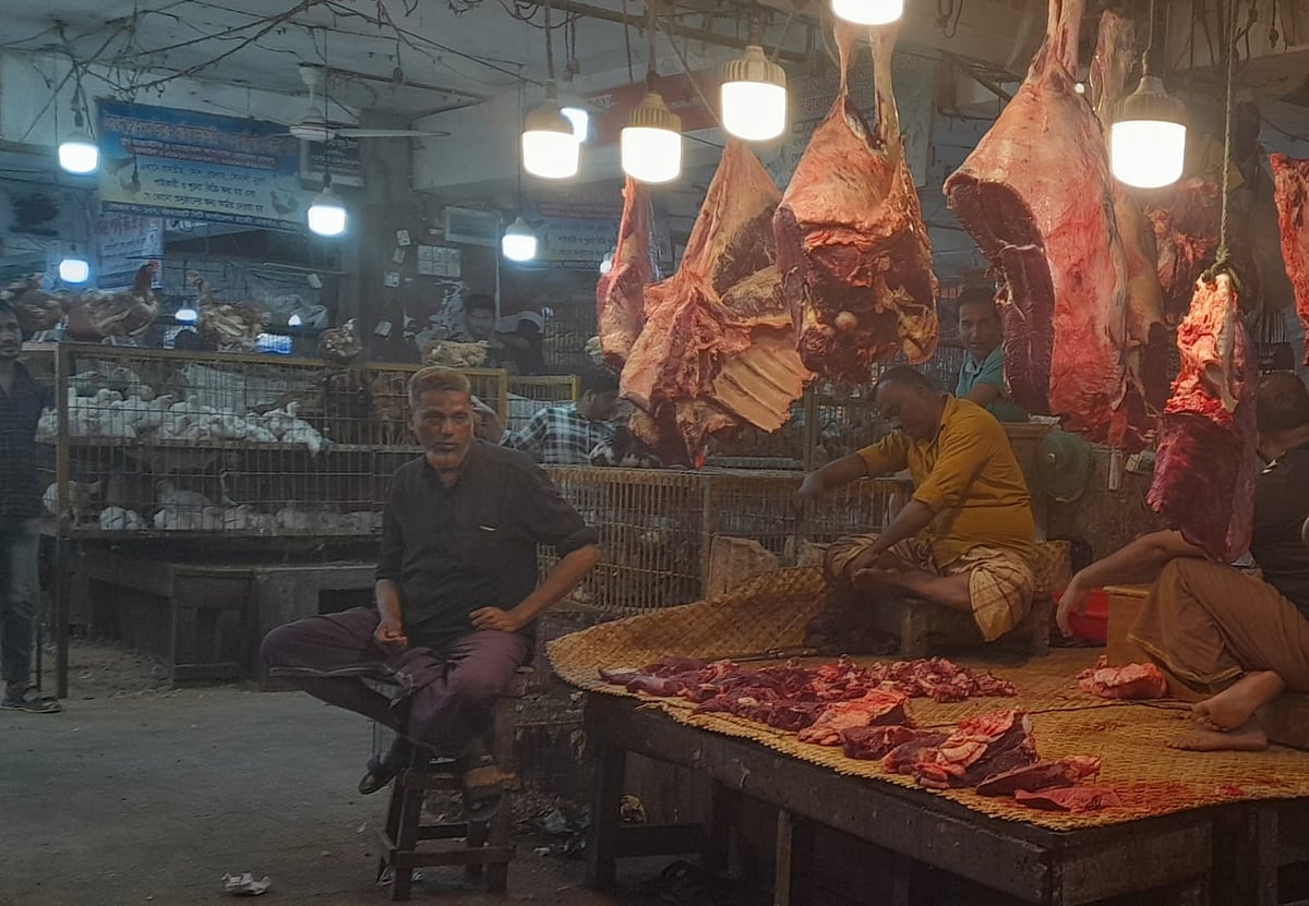 চট্টগ্রাম নগরের বহদ্দারহাট বাজারে বিক্রি হচ্ছে গরুর মাংস। রমজান ঘিরে বেড়েছে এ মাংসের দাম