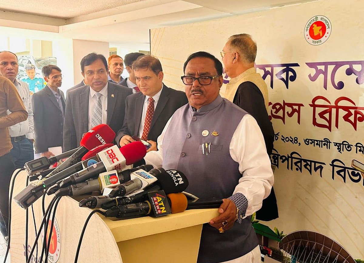 খাদ্যমন্ত্রী সাধন চন্দ্র মজুমদার জেলা প্রশাসক সম্মেলনে অংশগ্রহণ শেষে সাংবাদিকদের সঙ্গে কথা বলেন। ঢাকা, ৪ মার্চ