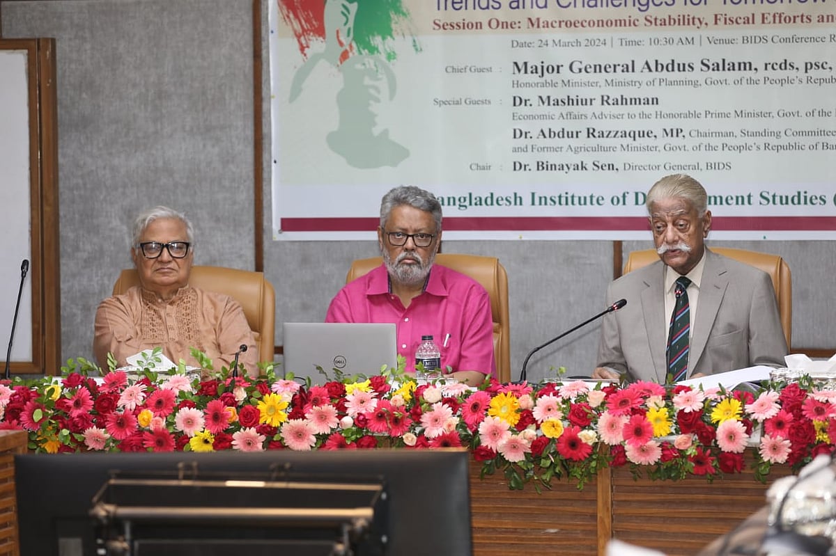 রাজধানীর আগারগাঁওয়ে বিআইডিএস কার্যালয়ে আজ রোববার ‘আওয়ামী লীগের অর্থনৈতিক ইশতেহারের সারমর্ম উদঘাটন: ভবিষ্যৎ বাংলাদেশের প্রবণতা ও চ্যালেঞ্জ’ শীর্ষক সেমিনারে উপস্থিত অতিথিরা