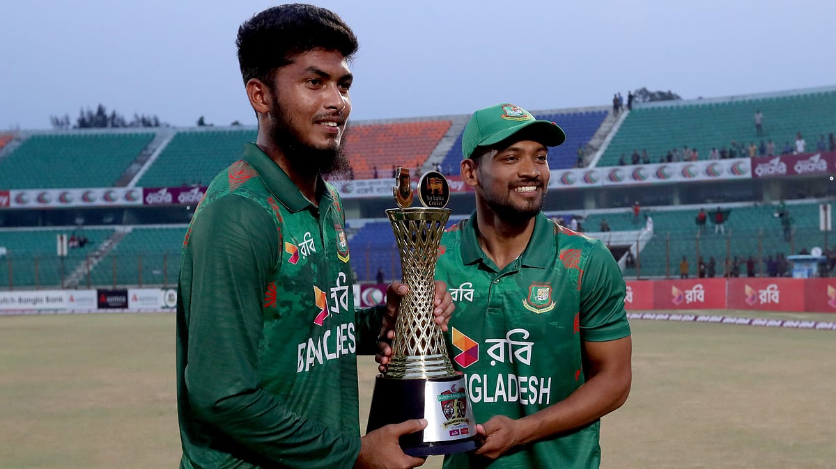 ট্রফি হাতে অধিনায়ক নাজমুলের সঙ্গে রিশাদ