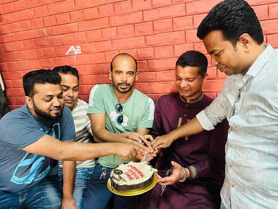 নরসিংদী আদালতের হাজতখানার বারান্দায় কেক কেটে হত্যা মামলার আসামি ও জেলা ছাত্রদলের সভাপতি ছিদ্দিকুর রহমানের জন্মদিন উদ্যাপন করা হয়েছে