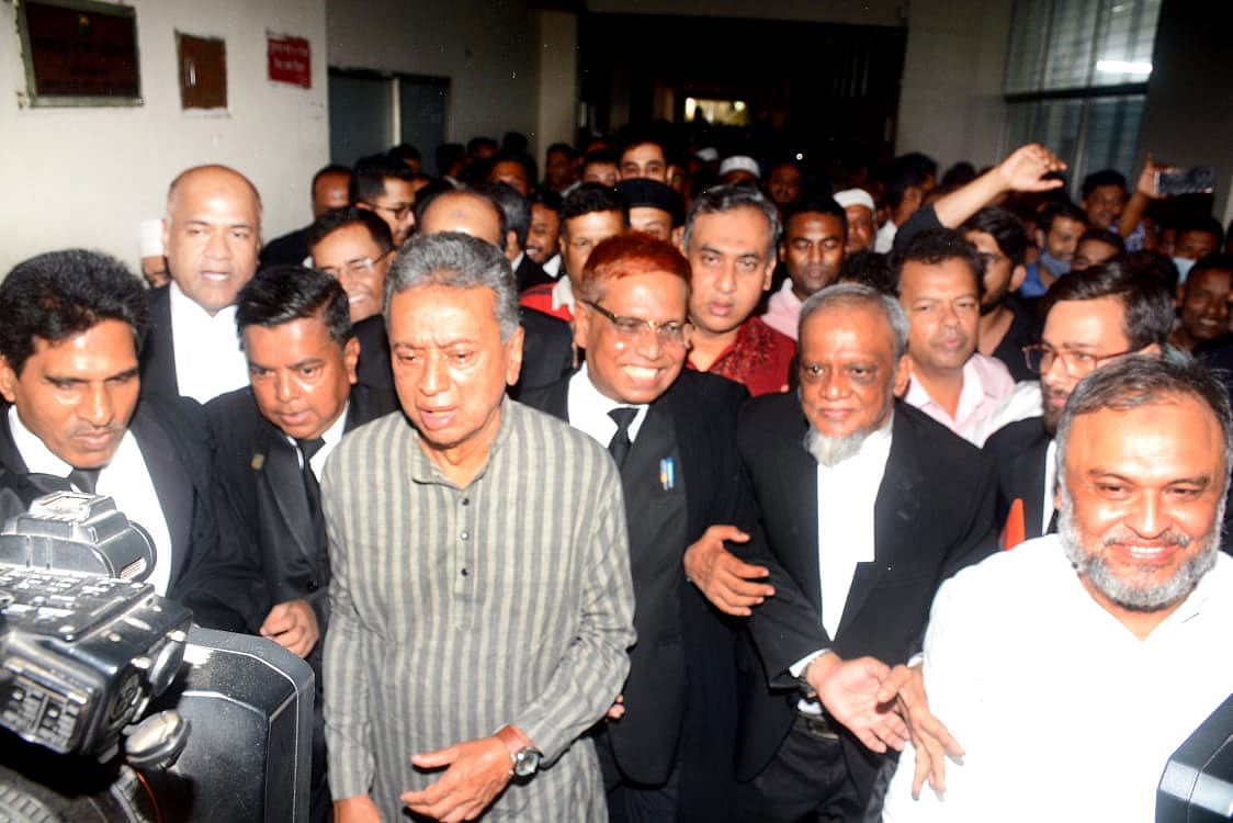 বিস্ফোরক আইনে দায়ের করা মামলায় অভিযোগ গঠন শেষে বেরিয়ে যাচ্ছেন বিএনপির নেতা–কর্মীরা। আজ দুপুরে চট্টগ্রাম আদালতে বারান্দায়