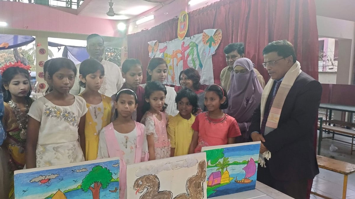 প্রকৃতিতে ছড়িয়ে ছিটিয়ে থাকা বিভিন্ন জিনিস দিয়ে শিল্পকর্ম তৈরি করেছে চট্টগ্রামের সরকারি শিশু পরিবারের শিশুরা। আজ নগরের রৌফাবাদ এলাকায়