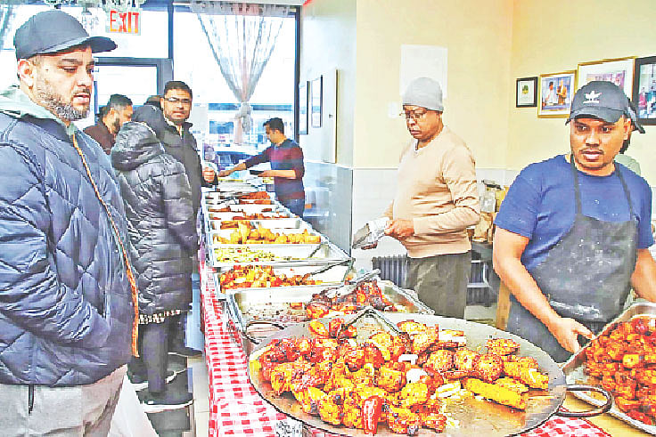 নিউইয়র্কের জ্যাকসন হাইটসে বাংলাদেশি রেস্তোরাঁয় বিক্রি হচ্ছে বাহারি ইফতারি