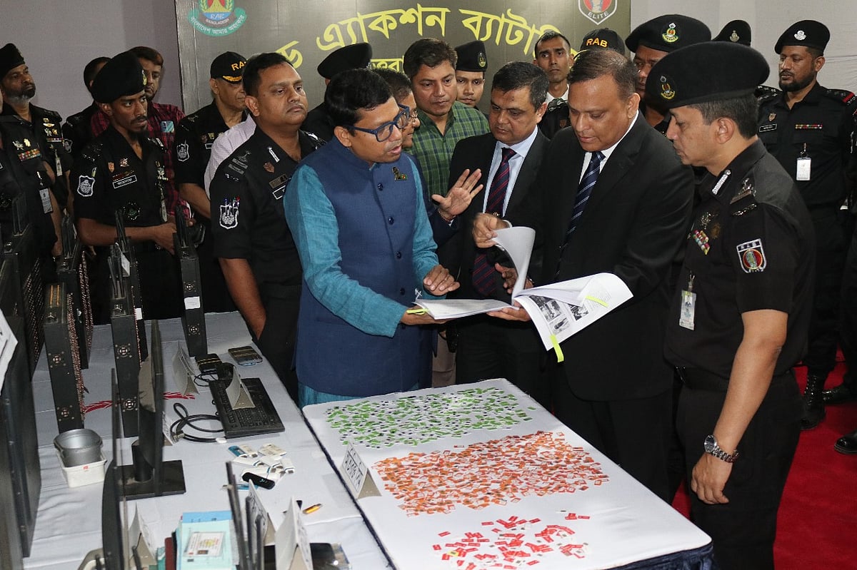 অবৈধ ভিওআইপি ব্যবসায় ব্যবহৃত সরঞ্জামসহ দুজনকে গ্রেপ্তারের পর তথ্যপ্রযুক্তি প্রতিমন্ত্রী জুনাইদ আহ্মেদ পলক ঘটনাস্থলে আসেন। রোববার টঙ্গীর মধুমিতা এলাকার অগ্রণী টাওয়ারে