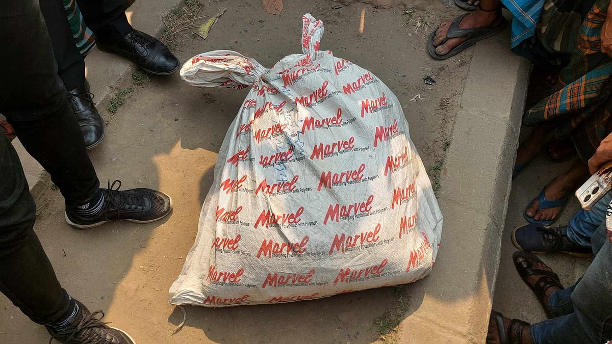 অনেকে জড়ো হলে কেউই এগিয়ে গিয়ে দেখছিলেন না বস্তাটিতে কী আছে। পরে খবর পেয়ে সেখানে আসে পুলিশ। আজ রোববার সকালে গাজীপুরের শ্রীপুরে ঢাকা-ময়মনসিংহ মহাসড়কে