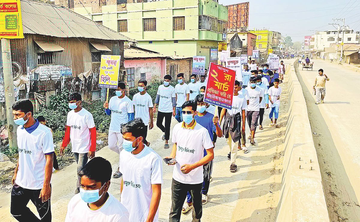 অসমাপ্ত রাস্তার কাজ দ্রুত বাস্তবায়ন এবং ধুলামুক্ত হিলির দাবিতে মিছিল করেছেন হাকিমপুর উপজেলার সর্বস্তরের মানুষ