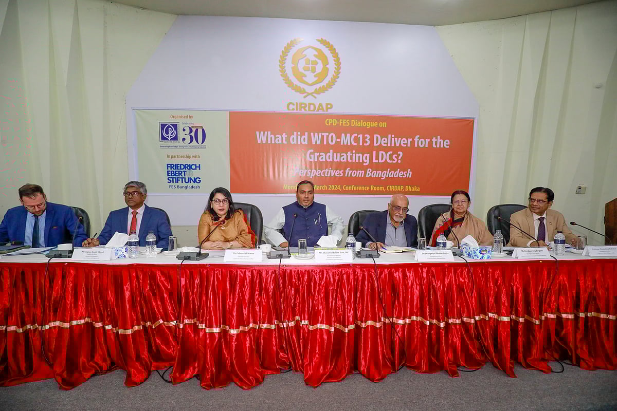 বেসরকারি গবেষণা সংস্থা সেন্টার ফর পলিসি ডায়ালগ (সিপিডি) ও ফ্রিডরিক ইবার্ট স্টিফটুংয়ের (এফইএস) সংলাপে বক্তারা। সোমবার রাজধানীর সিরডাপ মিলনায়তনে