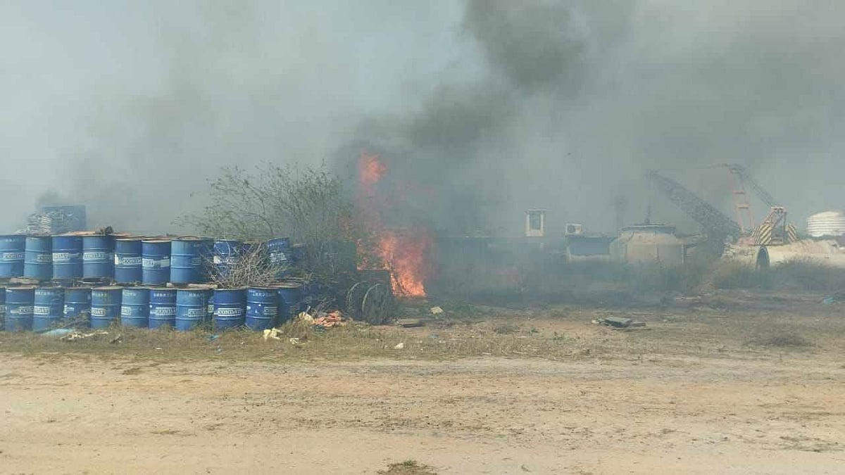 বঙ্গবন্ধু শেখ মুজিবুর রহমান টানেলের ওয়্যারহাউসে আগ্নিকাণ্ড। আজ বেলা আড়াইটার সময় আনোয়ারা প্রান্তে