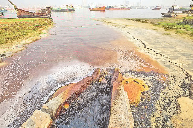 অগ্নিকাণ্ডের পর চট্টগ্রামের এস আলম রিফাইন্ড সুগার ইন্ডাস্ট্রিজ লিমিটেডের গুদামের অপরিশোধিত চিনিগলা পানি কর্ণফুলী নদীতে গিয়ে মিশছে। এতে সেই এলাকায় নদীর পানি কালচে বর্ণ ধারণ করেছে। গতকাল কর্ণফুলী নদীর বাংলা বাজার ঘাট এলাকায়