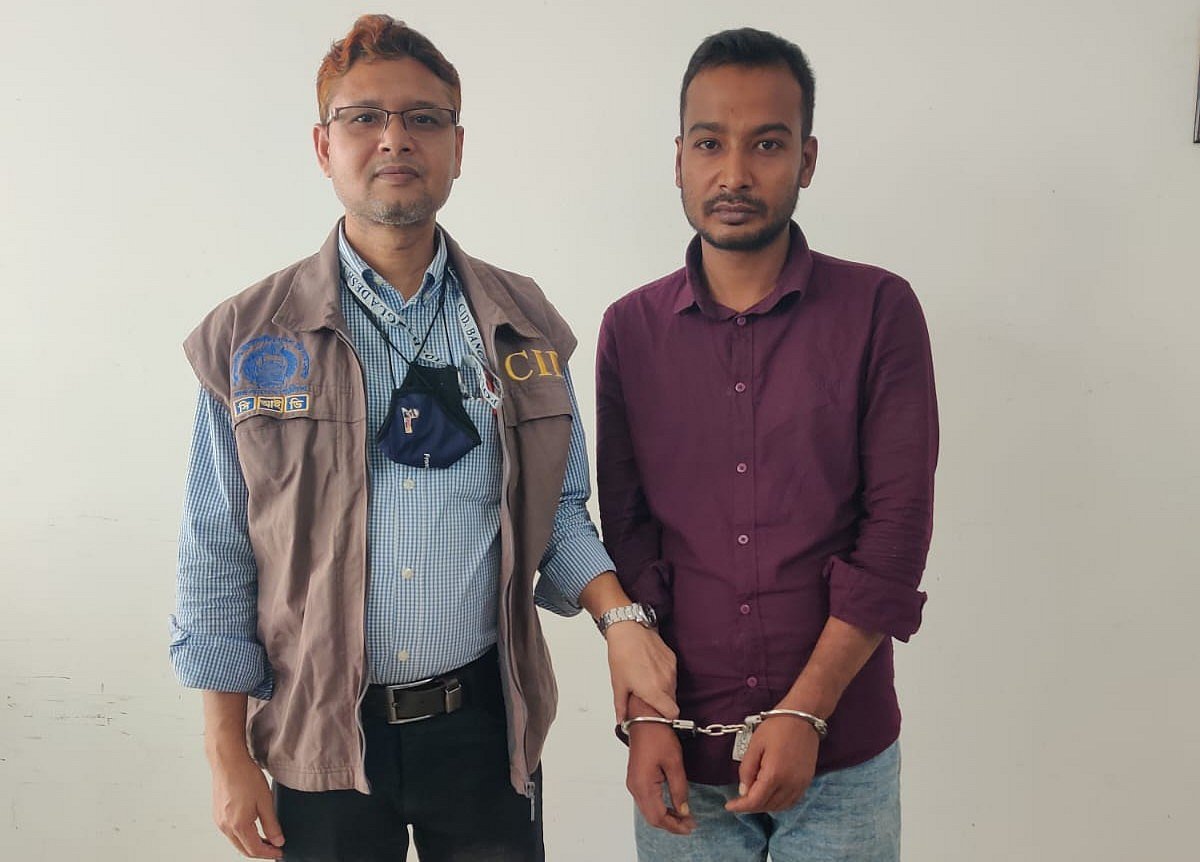 প্রতারণার অভিযোগে সিআইডির হাতে গ্রেপ্তার মোশারফ হোসেন
