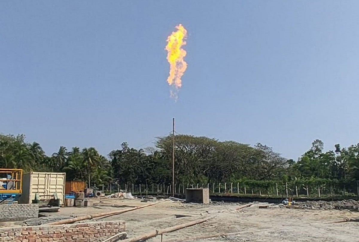 নোয়াখালীর কোম্পানীগঞ্জের সুন্দলপুর গ্যাস ক্ষেত্রের ৩ নম্বর কূপের পাইপ লাইনে সরবরাহের অংশ হিসেবে আগুন জ্বালিয়ে পরীক্ষা চালানো হচ্ছে। আজ দুপুরে