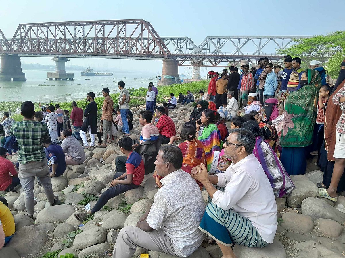 নিখোঁজ ব্যক্তিদের সন্ধানে মেঘনা নদীতে উদ্ধার অভিযান চালাচ্ছে ডুবুরি দল। নদীর তীরে অপেক্ষা করছেন স্বজনেরা। গতকাল শনিবার সকালে কিশোরগঞ্জের ভৈরবে মেঘনা নদীর তীরে