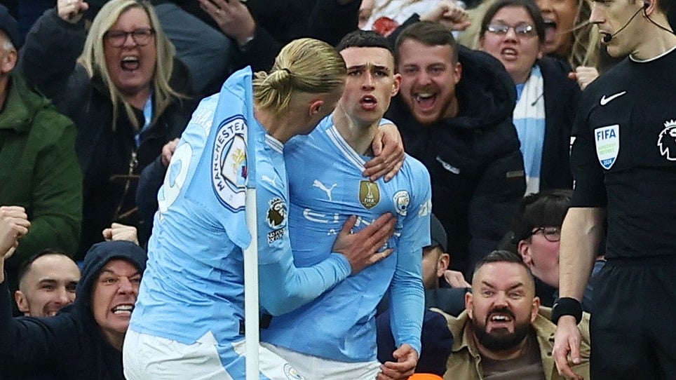 সিটিকে সমতা ফেরানো গোলের পর সতীর্ধ আর্লিং হলান্ডের সঙ্গে ফিল ফোডেনের উদ্‌যাপন