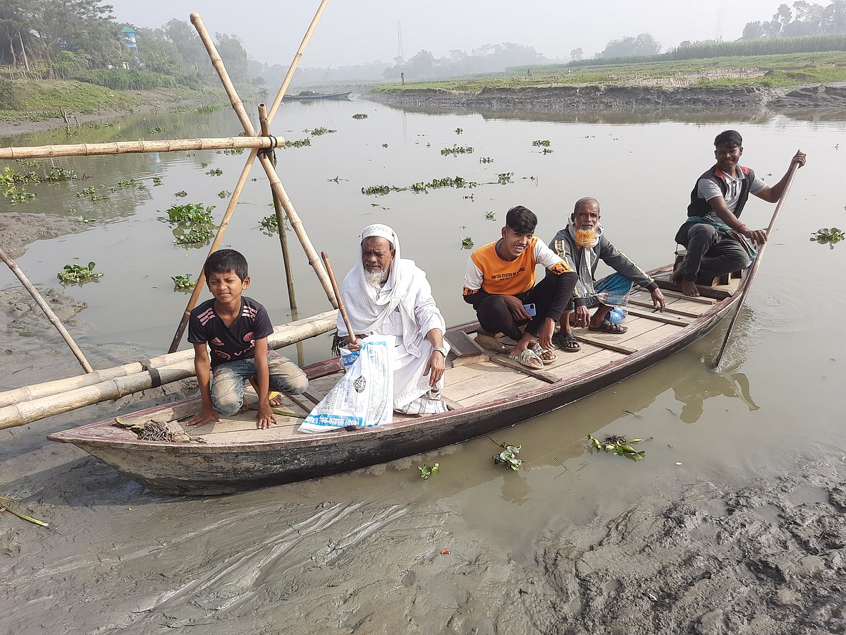 এই খেয়ানৌকা দিয়েই খিরাই নদ পারাপার হতে হয় ৩১ গ্রামের বাসিন্দাদের। গত বৃহস্পতিবার কুমিল্লার দাউদকান্দির দক্ষিণ নারান্দিয়ায়