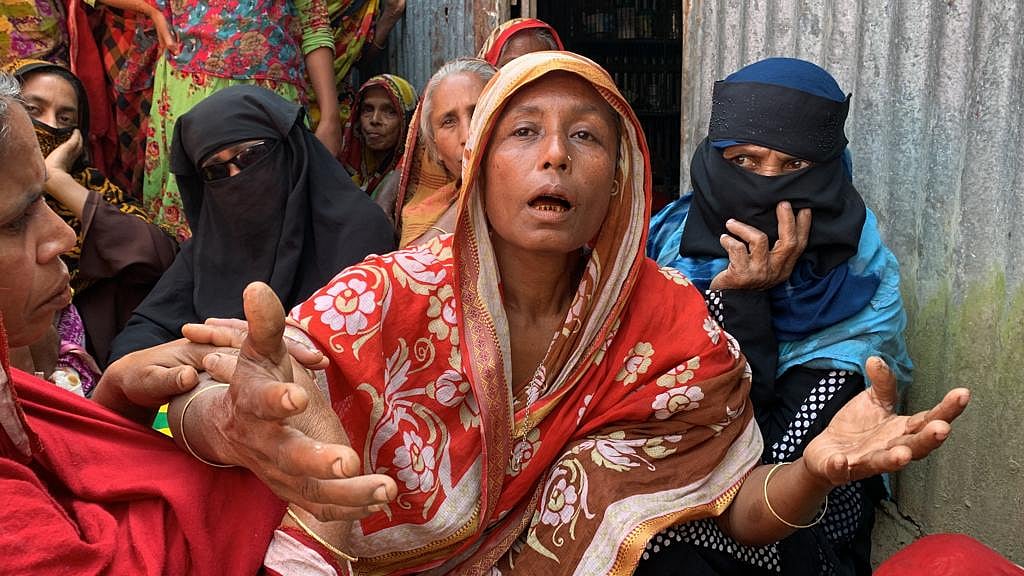 গাজীপুরের শ্রীপুরের বাঁশবাড়ি গ্রামে ছুরিকাঘাতে খুন হয়েছেন আব্দুল্লাহ। বাড়ির উঠানে বিলাপ করছেন তাঁর মা রওশন আরা। রোববার দুপুরে তোলা ছবি