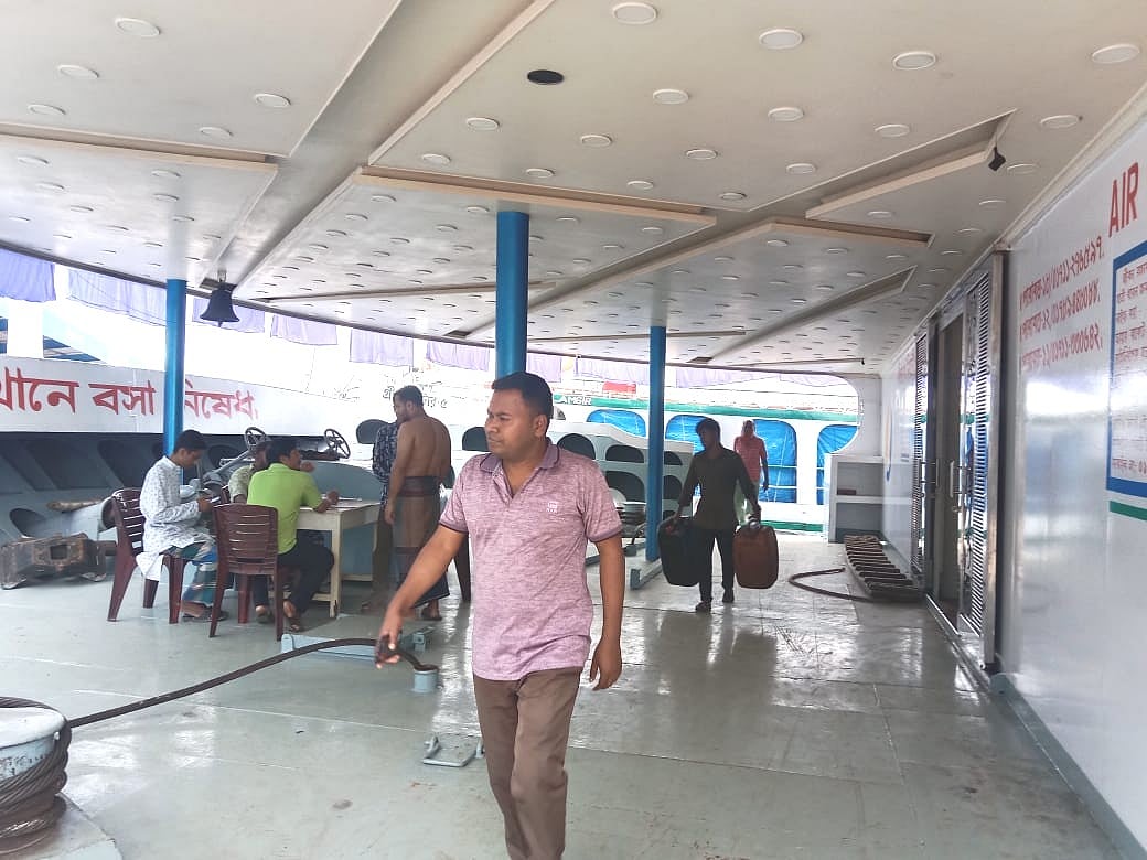 বরিশালে লঞ্চের বুকিং কাউন্টারগুলোতে ঈদের অগ্রিম টিকিট বিক্রিতে সাড়া নেই যাত্রীদের। কাউন্টারগুলোতে অলস সময় পার করছেন বুকিং কর্মচারীরা। বৃহস্পতিবার দুপুরে বরিশাল নদীবন্দরে