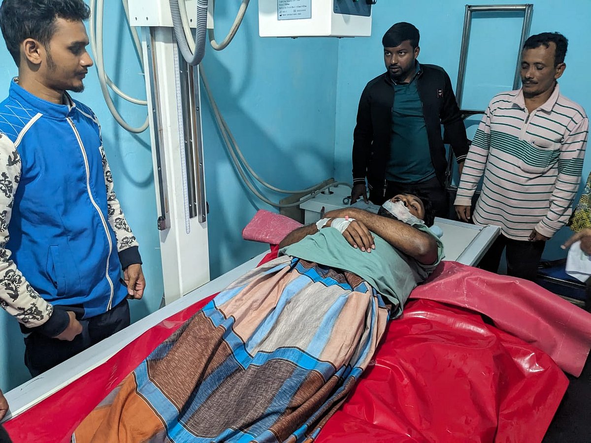 পদ্মা নদীতে দুটি স্পিডবোটের সংঘর্ষে আহত কয়েকজনকে শরীয়তপুরের একটি বেসরকারি হাসপাতালে চিকিৎসা দেওয়া হচ্ছে