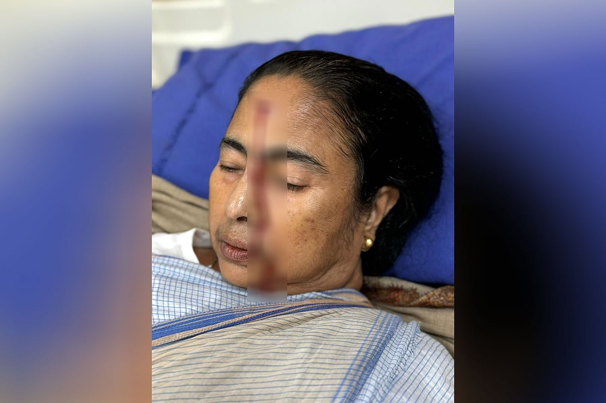 কপালে চোট নিয়ে হাসপাতালে মমতা বন্দ্যোপাধ্যায়