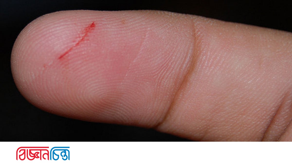 Azo ichkaridan chiqib ketmoqda Lesbian xotini stol ostida xojayinning mushukini yaladi