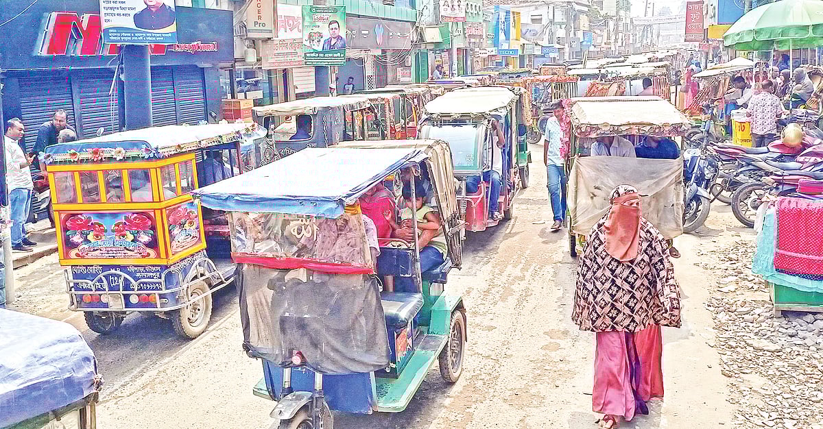ইজিবাইক চলাচলে নিয়ন্ত্রণ না থাকায় জামালপুর পৌর শহরে তীব্র যানজটের সৃষ্টি হয়। গতকাল দুপুরে শহরের কথাকলি মার্কেট এলাকায়