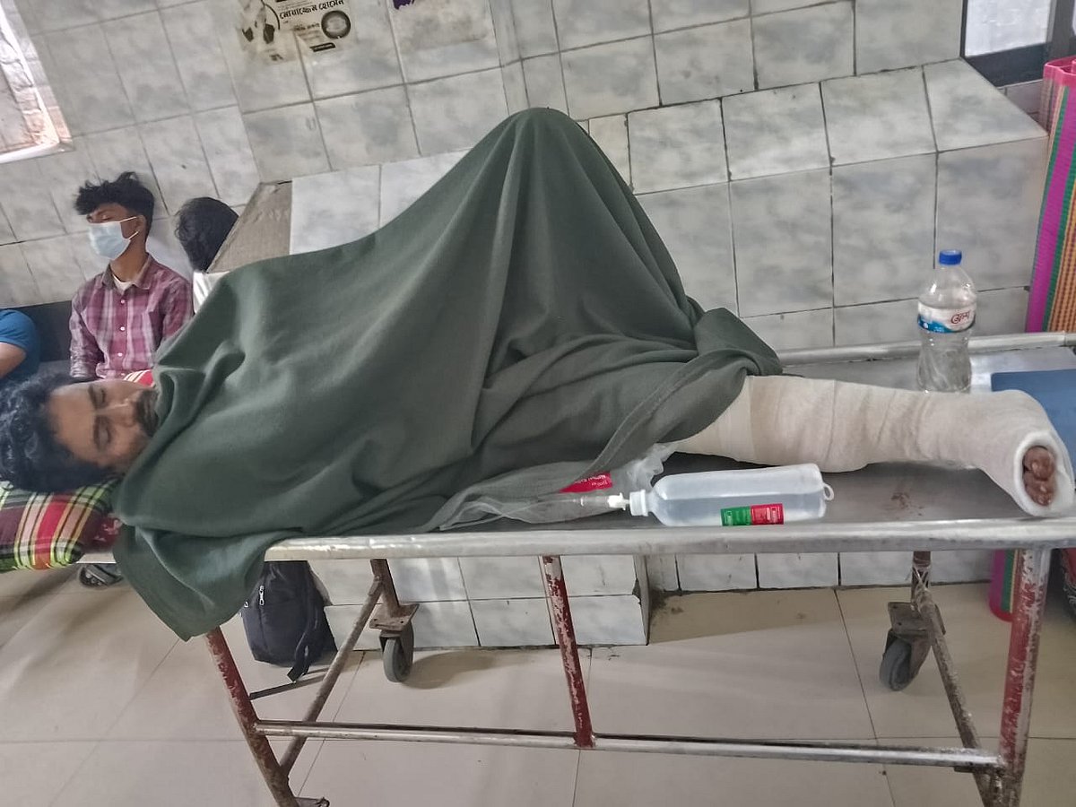 গুলিতে আহত ট্রাকচালক মো. আলম (৪৮)। ঢাকা মেডিকেল কলেজ (ঢামেক) হাসপাতালে