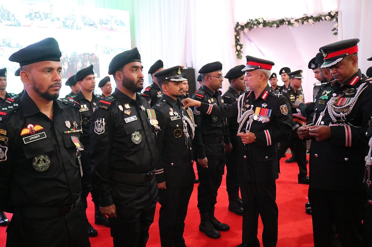 র‍্যাব সদস্যদের ব্যাজ পরিয়ে দিচ্ছেন বাহিনীর মহাপরিচালক এম খুরশীদ হোসেন