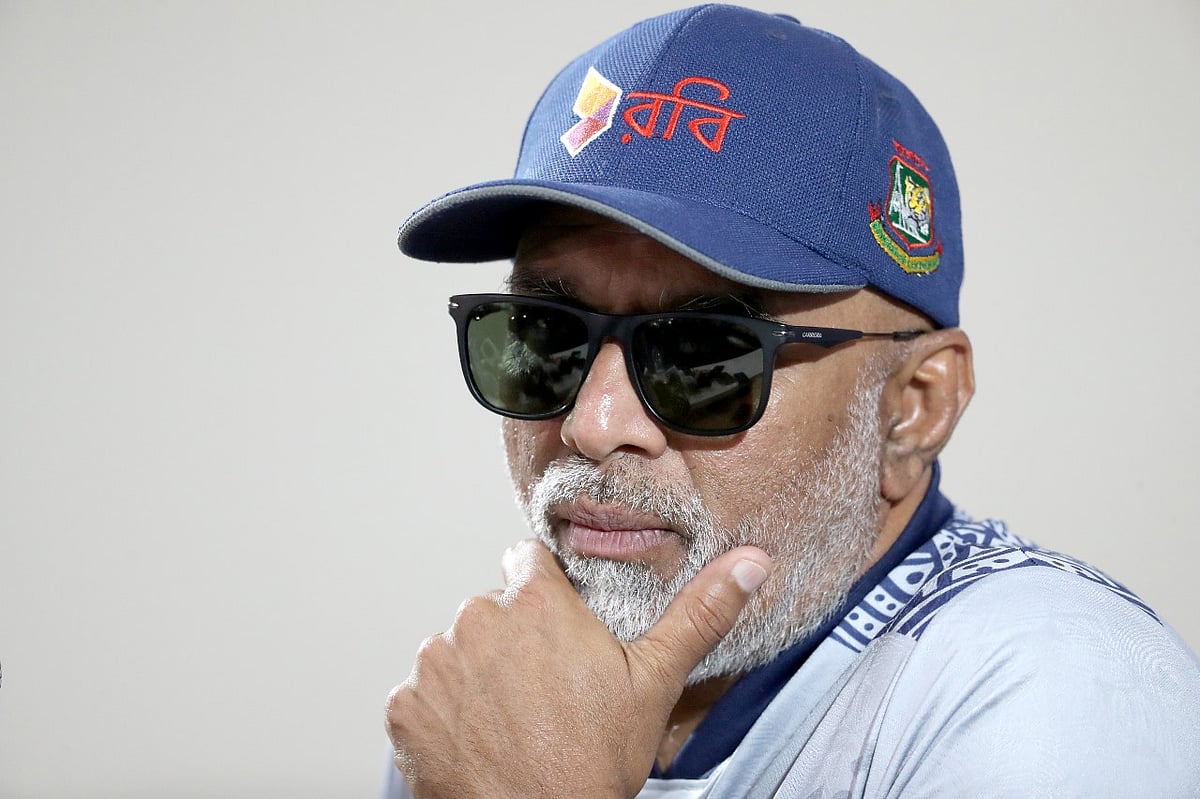 সংবাদ সম্মেলনে বাংলাদেশ দলের প্রধান কোচ চন্ডিকা হাথুরুসিংহে