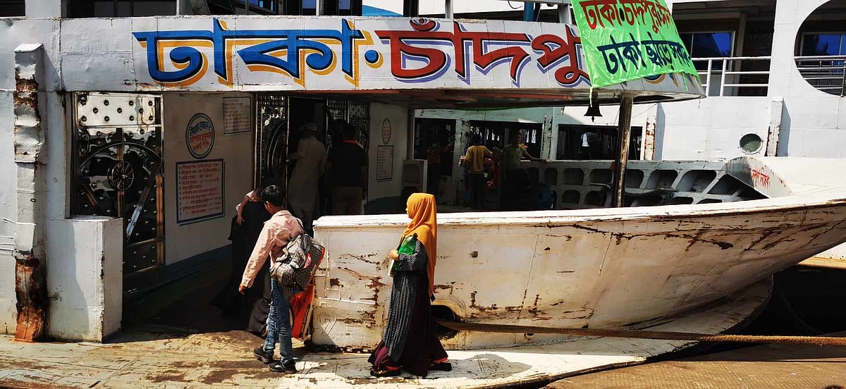 ঢাকা নদীবন্দরে সদরঘাট টার্মিনালে পন্টুনে ভেড়ানো লঞ্চে উঠছেন যাত্রীরা। আজ বেলা ১১টার দিকে