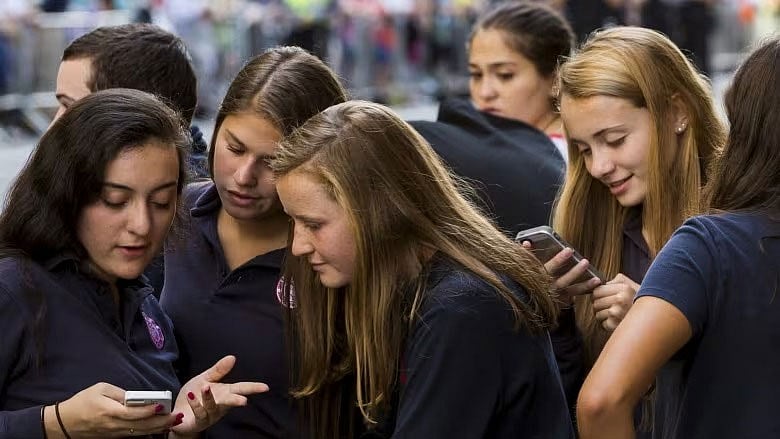 অপ্রাপ্তবয়স্কদের ওপর ডিজিটাল মাধ্যমের প্রভাব নিয়ে অনেকের মধ্যে উদ্বেগ রয়েছে