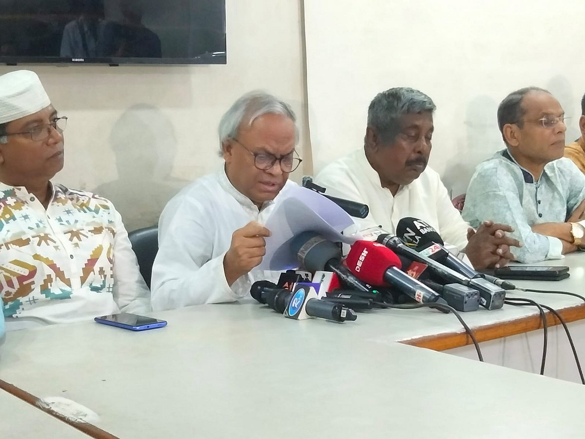 আজ শুক্রবার নয়াপল্টনে বিএনপির কেন্দ্রীয় কার্যালয়ে সংবাদ সম্মেলনে বিএনপির জ্যেষ্ঠ যুগ্ম মহাসচিব রুহুল কবির রিজভী