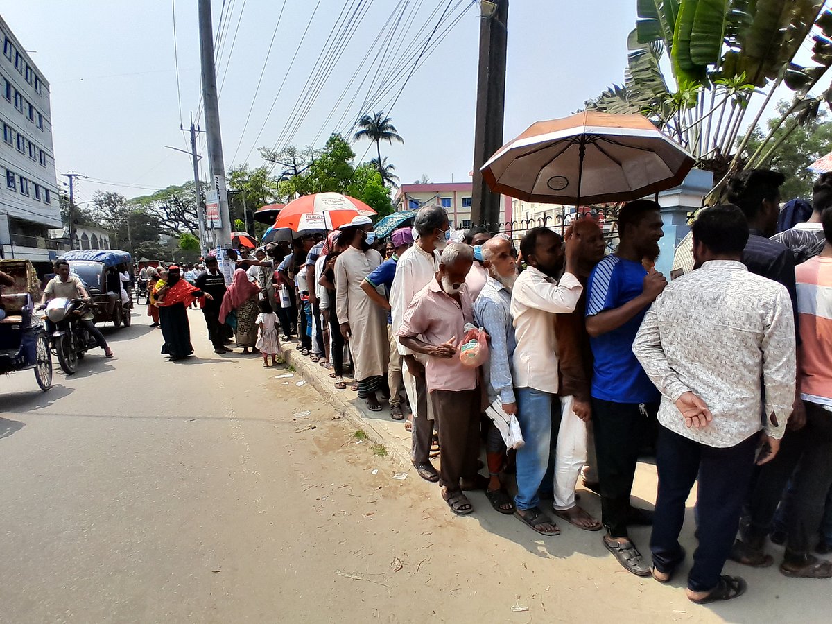 ময়মনসিংহ জেলা প্রশাসনের উদ্যোগে ৫৫০ টাকা কেজি দরে গরুর মাংস কিনতে মানুষের দীর্ঘ সারি। আজ দুপুরে জেলা প্রশাসকের কার্যালয়ের সামনে