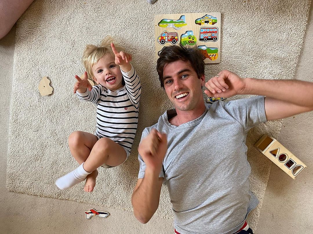 সন্তান অ্যালবির সঙ্গে প্যাট কামিন্স