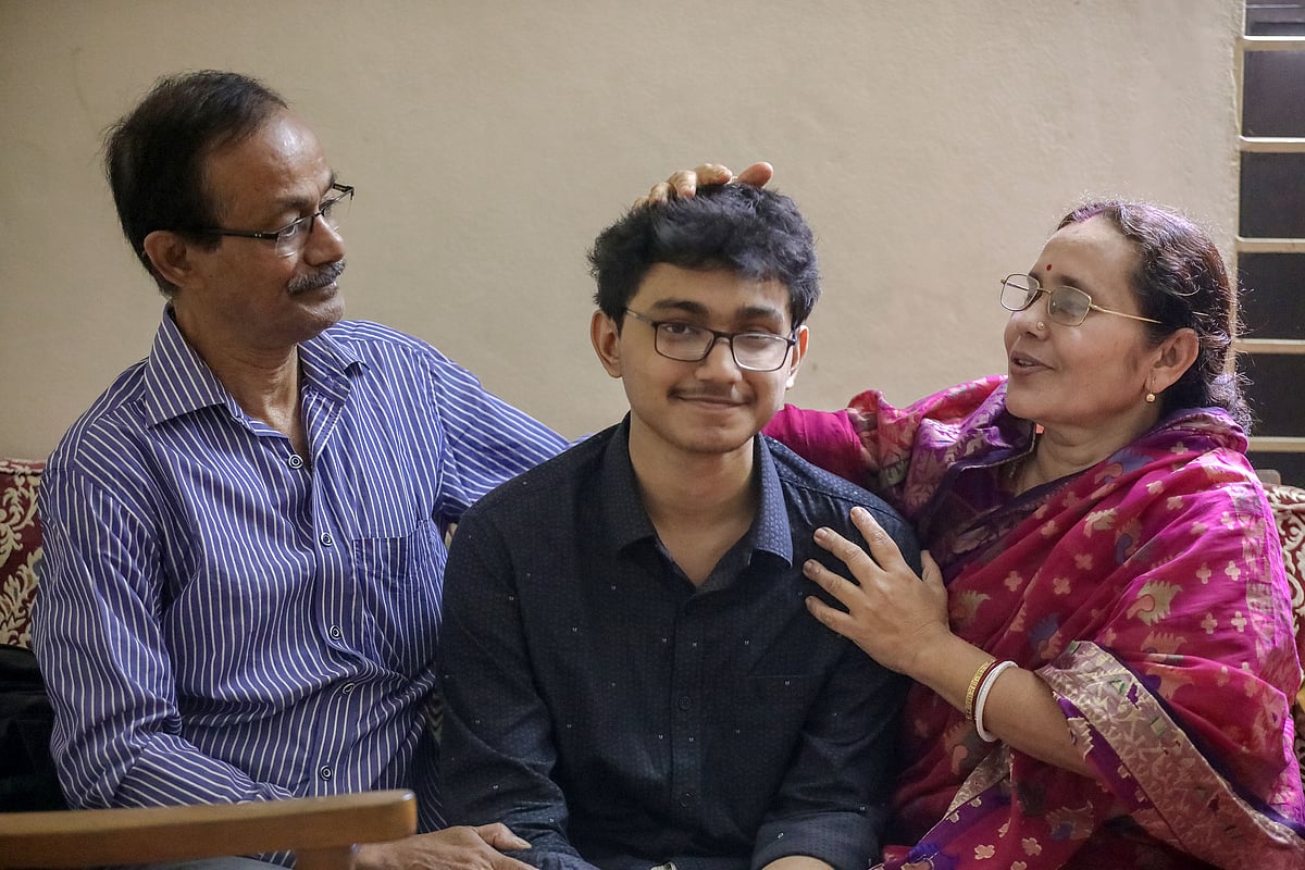 প্রবীর কুমার পোদ্দার ও মিতু পোদ্দার দম্পতির মাঝখানে সুদীপ্ত পোদ্দার। বুধবার পাবনা জেলা শহরের গোপালপুর মহল্লার শিল্পপাড়ায়