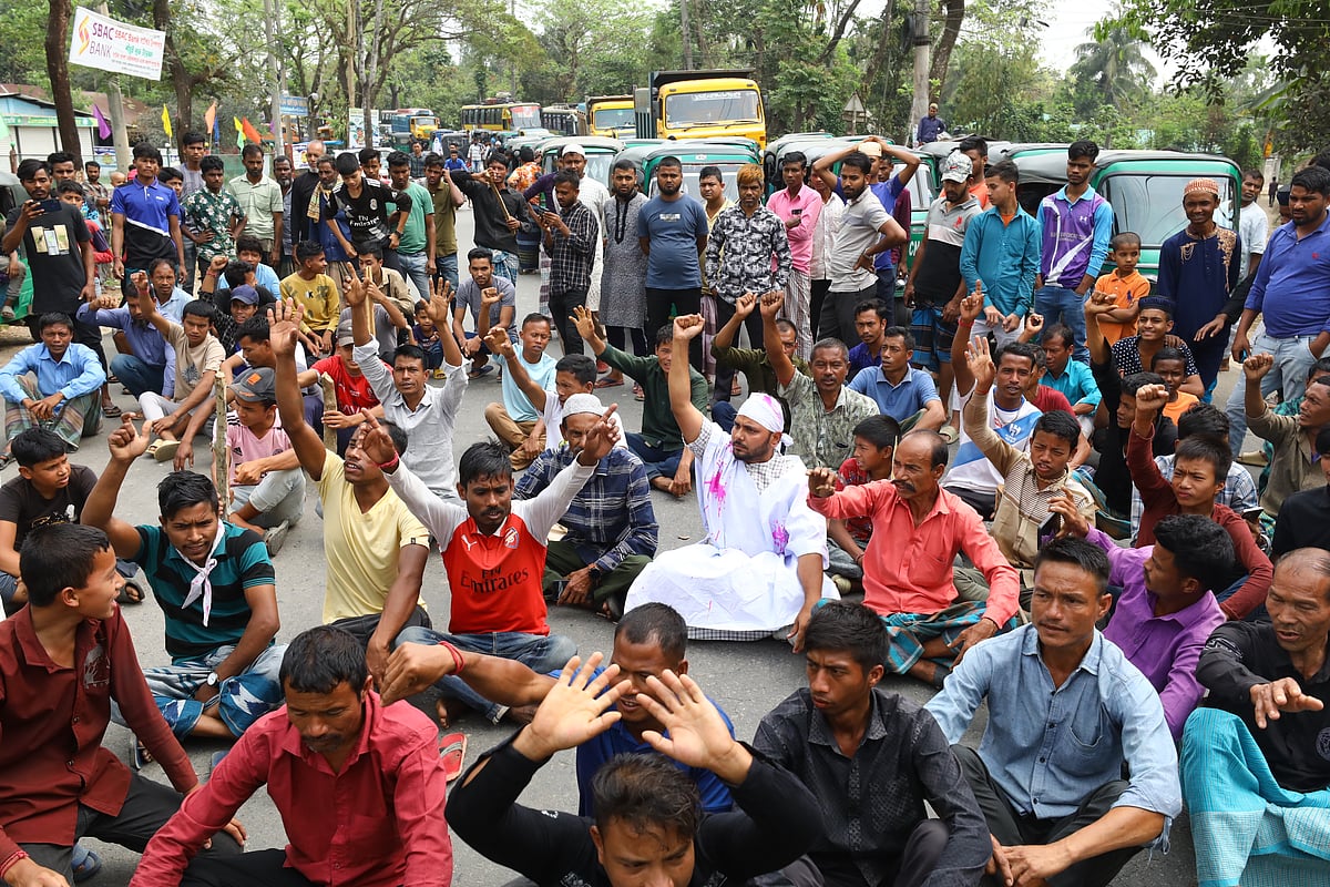 সিলেটের জৈন্তাপুরে লেগুনা-পিকআপের মুখোমুখি সংঘর্ষে ছয়জন নিহত হওয়ার ঘটনায় মহাসড়ক অবরোধ করেন স্থানীয় লোকজন। আজ মঙ্গলবার সকাল সাড়ে ১০টার দিকে সিলেট-তামাবিল আঞ্চলিক মহাসড়কের ঘাটেরচটি এলাকায়