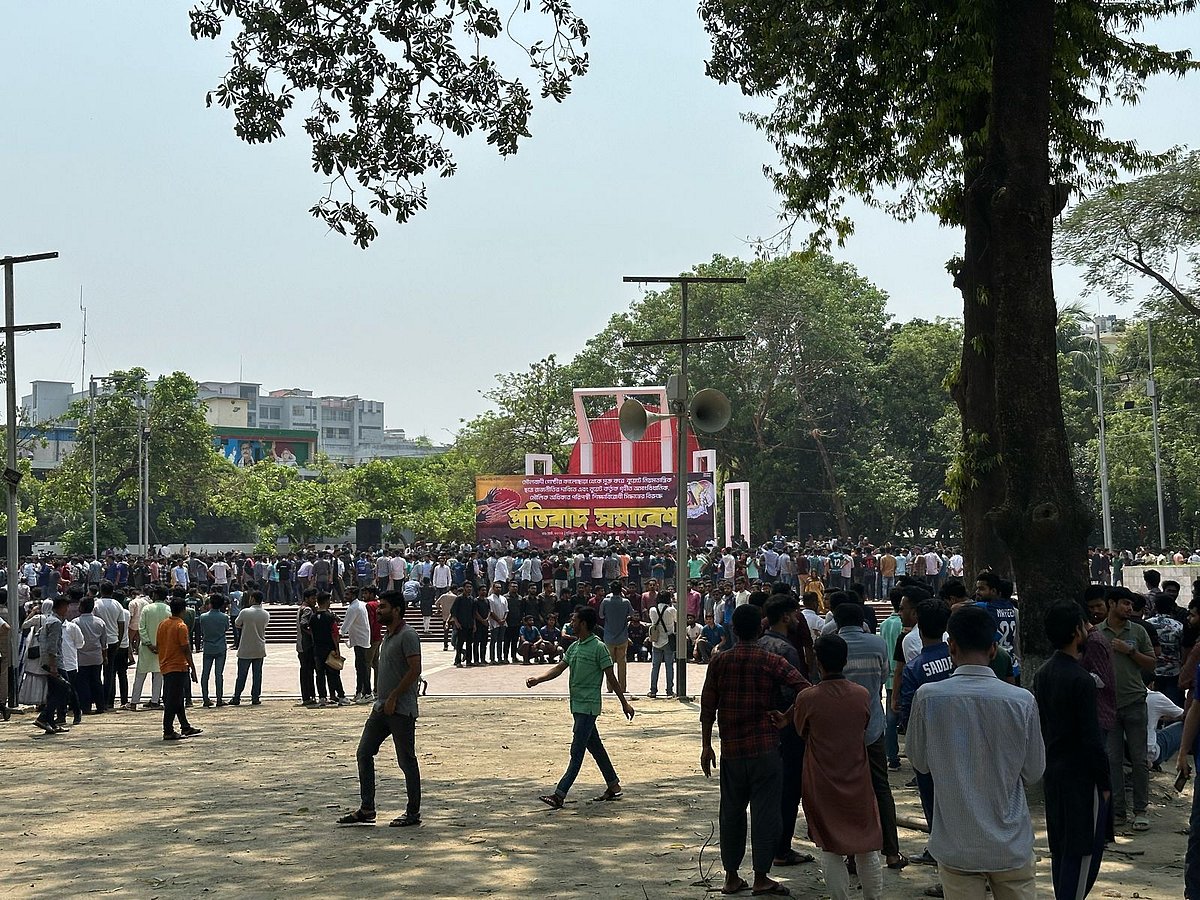 বুয়েটে নিয়মতান্ত্রিক ছাত্ররাজনীতির দাবিতে কেন্দ্রীয় শহীদ মিনারে প্রতিবাদ সমাবেশ করছে ছাত্রলীগ