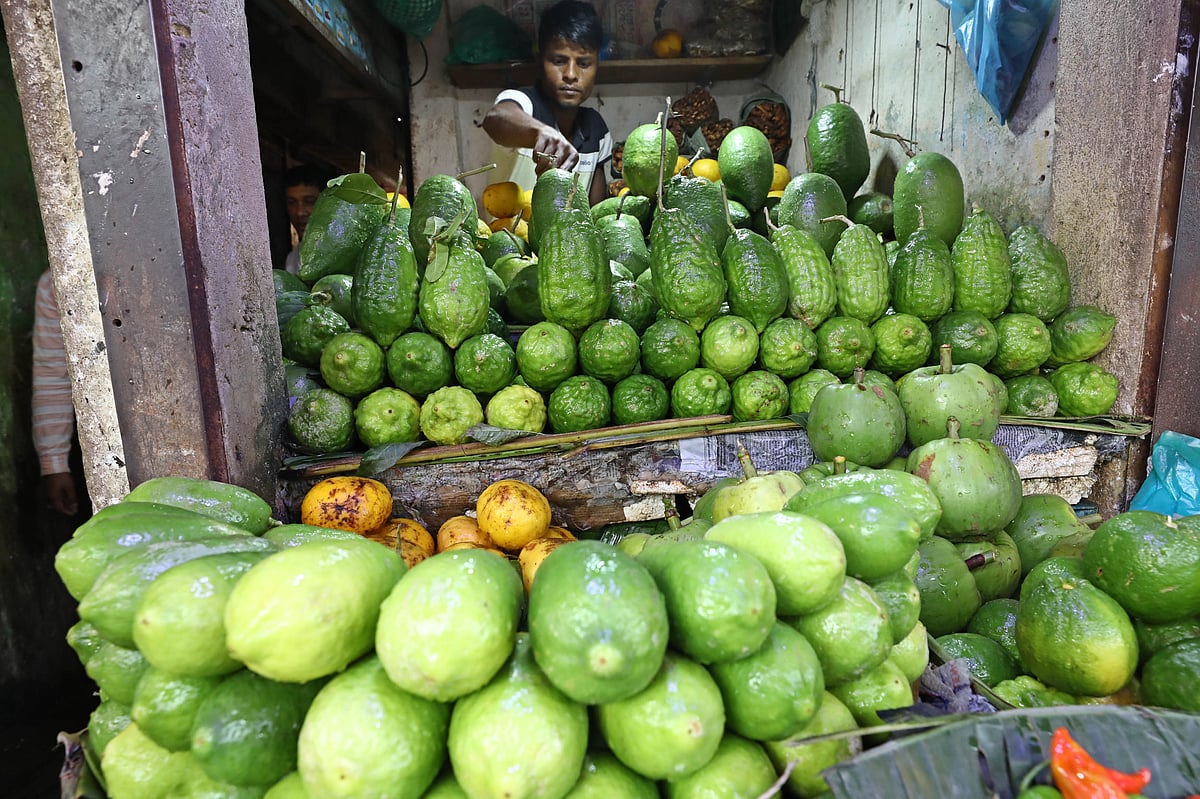 রমজান মাসে লেবুর চাহিদা বেড়ে যাওয়ায় সিলেটের বাজারে বেড়েছে লেবুর দাম। আজ বিকেলে নগরের বন্দরবাজার এলাকায়