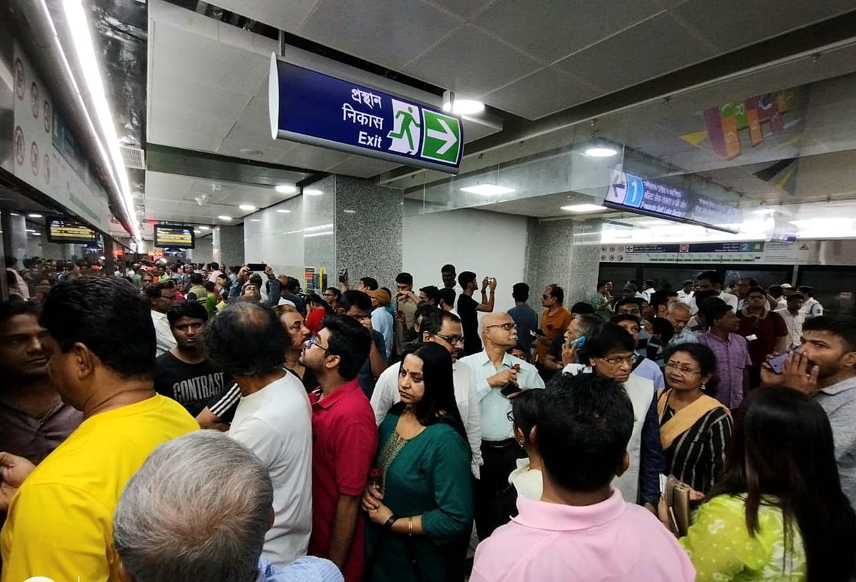 গঙ্গা নদীর তলদেশ দিয়ে আজ কলকাতার মেট্রো ট্রেন চালু হয় সর্বসাধারণের জন্য। টিকিটের জন্য প্রচণ্ড ভিড় ছিল স্টেশনে