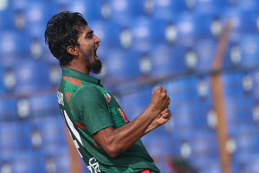 Qadimgi buvilar porno onlayn tomosha qilish Ular hojatxonadagi teshik orqali tugatishdi