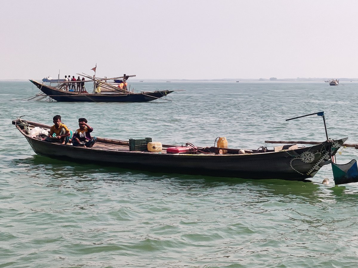 নিষেধাজ্ঞা উপেক্ষা করে পদ্মা নদীতে মাছ শিকার করা হচ্ছে। গত রোববার শরীয়তপুরের ভেদরগঞ্জের দুলারচর এলাকায়