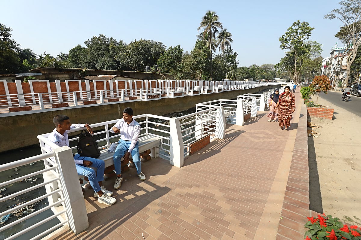 সিলেট নগরের সাগরদিঘিরপাড় এলাকায় ছড়ার দুই পাড়ে সিটি করপোরেশন তৈরি করছে দৃষ্টিনন্দন এমন হাঁটার পথ