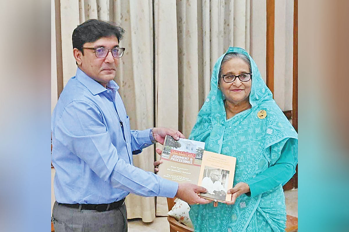 প্রধানমন্ত্রী শেখ হাসিনার হাতে বই তুলে 
দেন কুমুদিনী ট্রাস্টের এমডি রাজীব
প্রসাদ সাহা