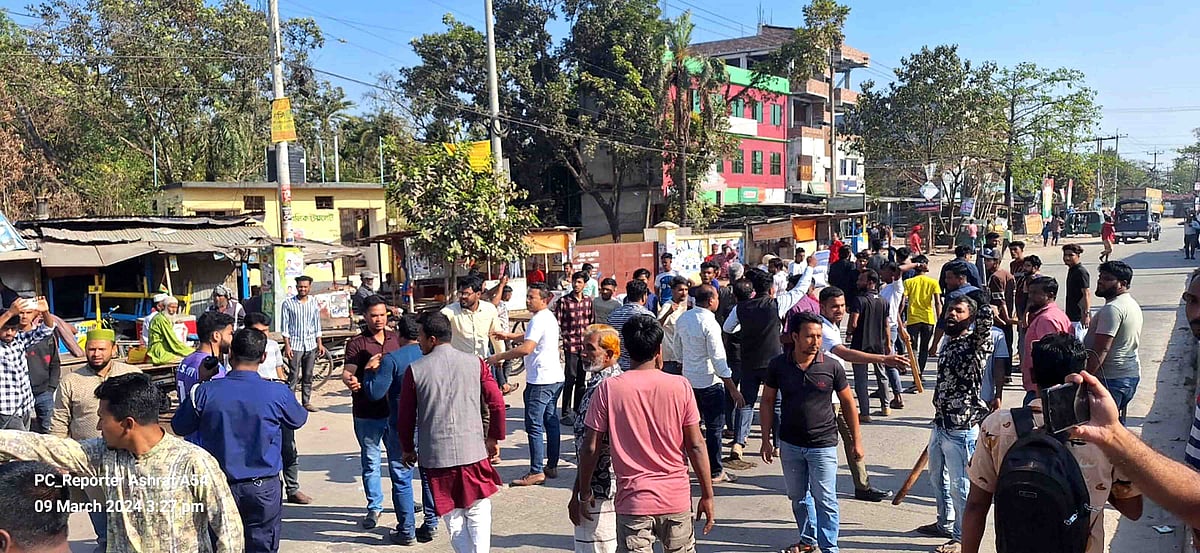 ব্যবসায়ীকে মারধরের পর সব দোকান বন্ধ করে ব্যবসায়ীরা নাটোর-পাবনা মহাসড়ক অবরোধ করেন। শনিবার দুপুরে নাটোরের বড়াইগ্রাম উপজেলার বনপাড়া বাজারে