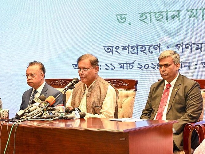 পররাষ্ট্রমন্ত্রী হাছান মাহমুদ সাংবাদিকদের সঙ্গে কথা বলেন। ঢাকা, ১১ মার্চ