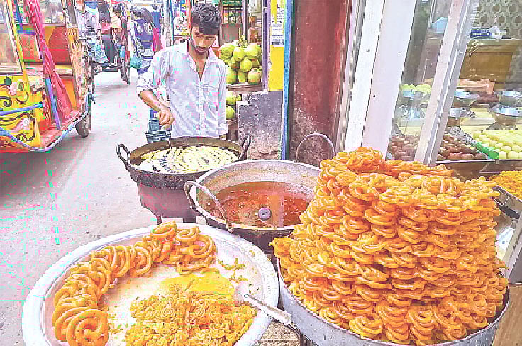 বরিশাল নগরের বাজার রোডের একটি মিষ্টির দোকানে ভাজা হচ্ছে রেশমি জিলাপিসহ নানা ধরনের জিলাপি। প্রতি কেজি রেশমি জিলাপির দাম ৩০০ টাকা