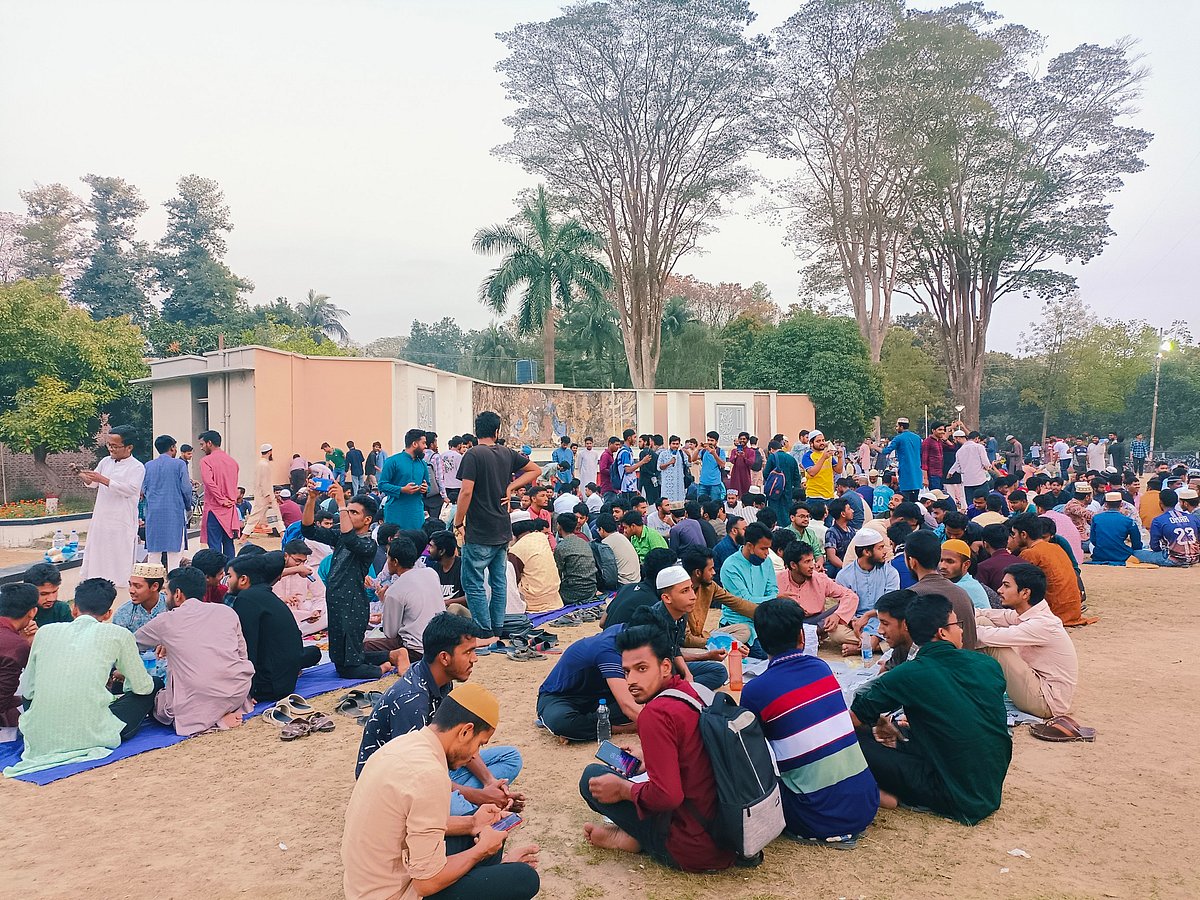 রাজশাহী বিশ্ববিদ্যালয়ে গণ–ইফতার কর্মসূচি। বুধবার সন্ধ্যায় বিশ্ববিদ্যালয়ের কেন্দ্রীয় শহীদ মিনার প্রাঙ্গণে