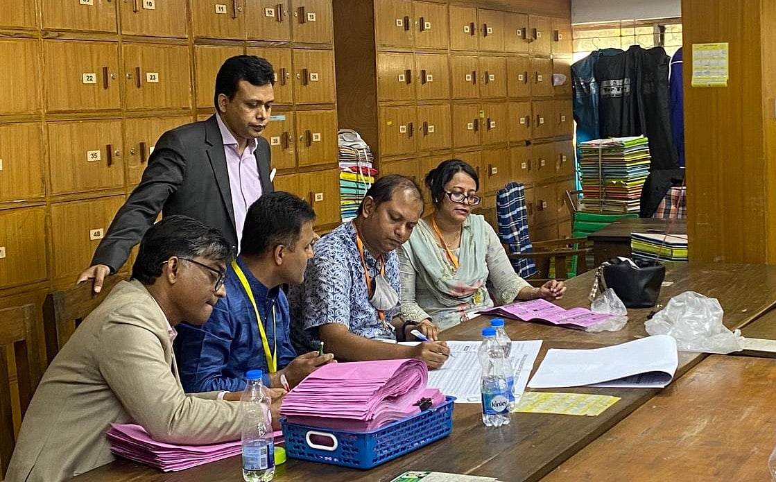 আইনজীবী সমিতির বর্ধিত ভবনে মিলনায়তনে ভোট গণনা চলছে। ঢাকা, ৯ মার্চ